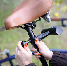 fase 3 posiziona sella stop sotto la sella e blocca la manopola fase 3 posiziona sella stop sotto la sella e blocca la manopola